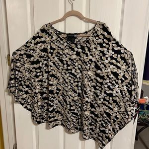 Anthony top,black, beige and white. It has geometric length.